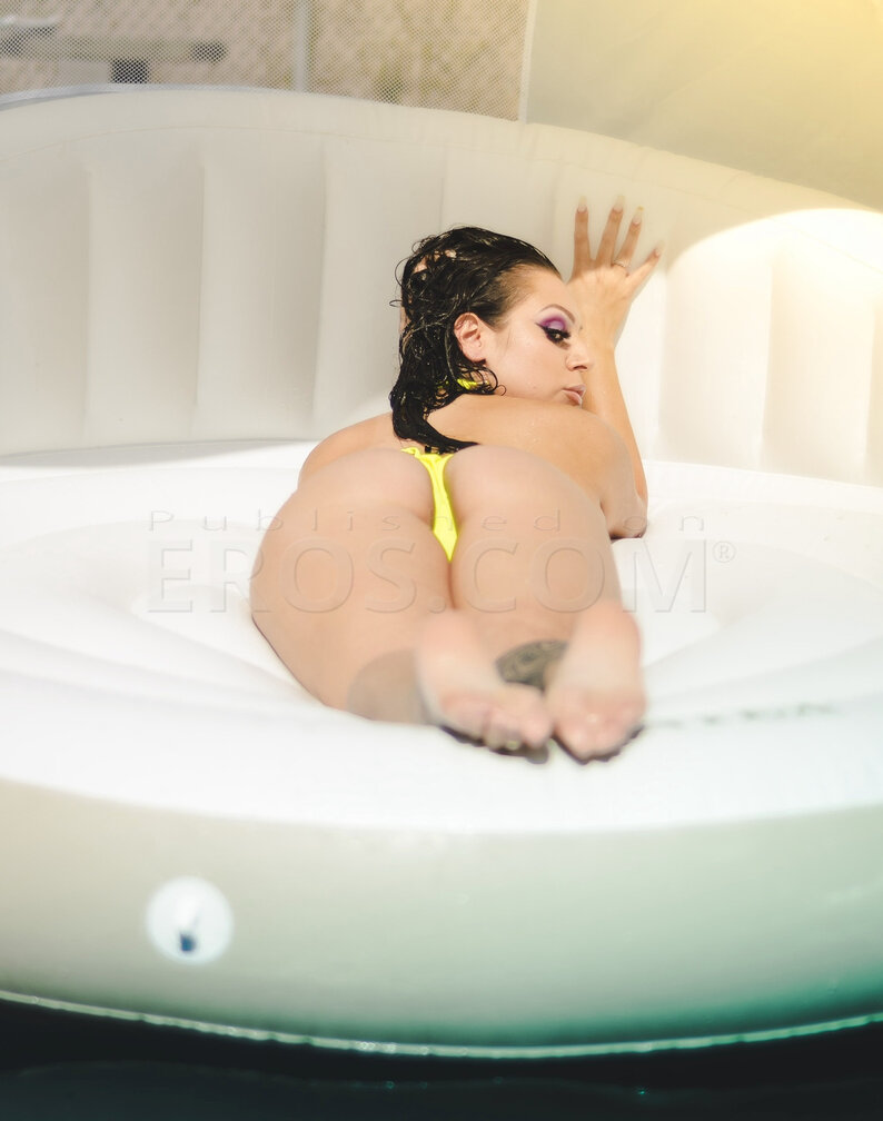 Tori Avano, photo 5 of 9