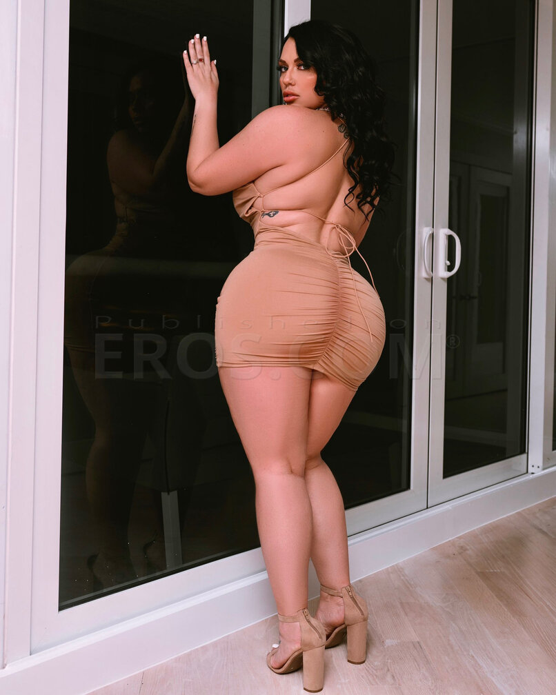 Mandi May, photo 2 of 8
