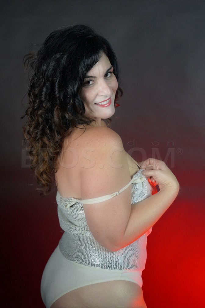 My Sultry Curves Await Your Touch, photo 3 of 18