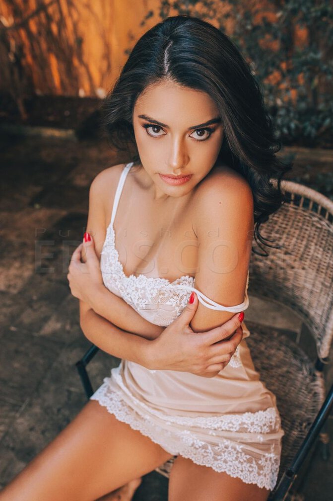 Melanie, photo 3 of 9