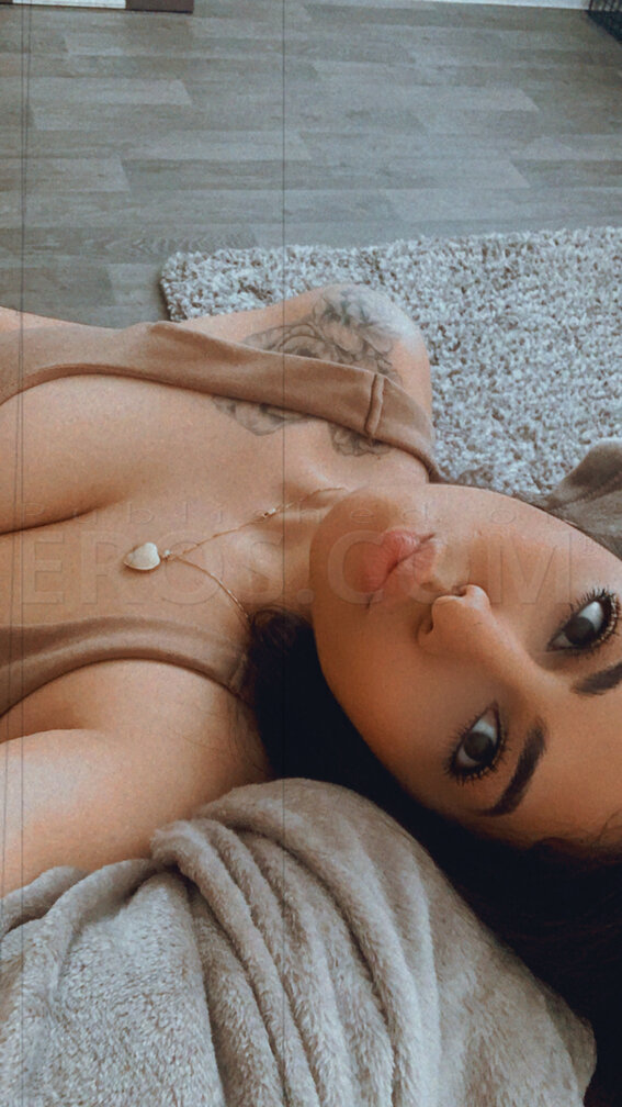 Karina, photo 4 of 6