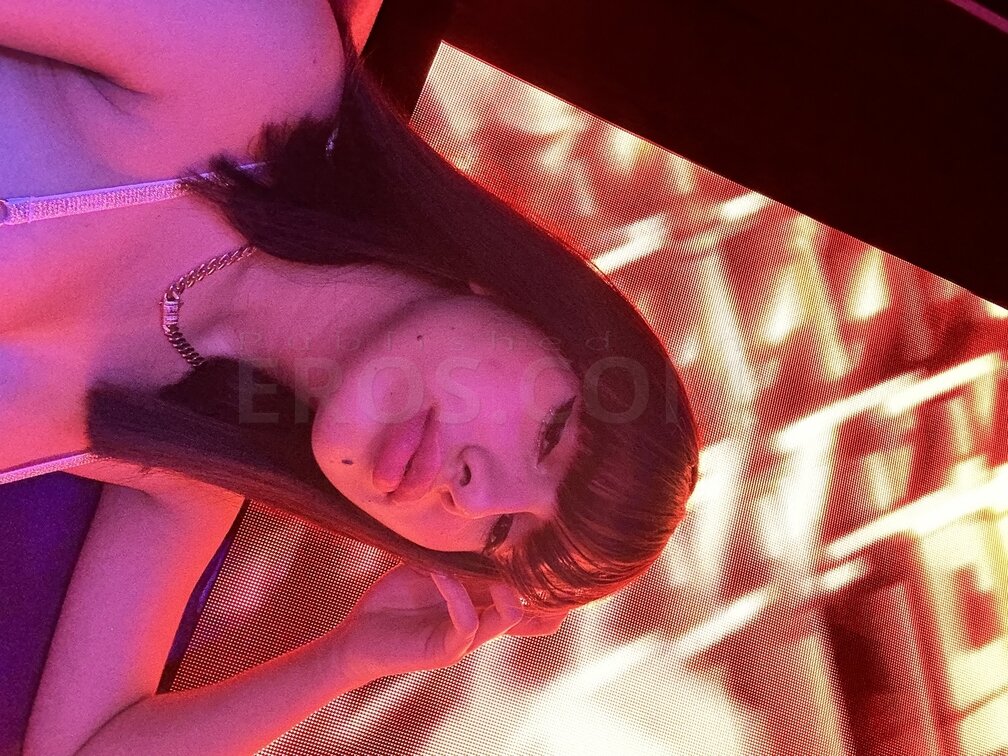 Ashley, photo 4 of 5