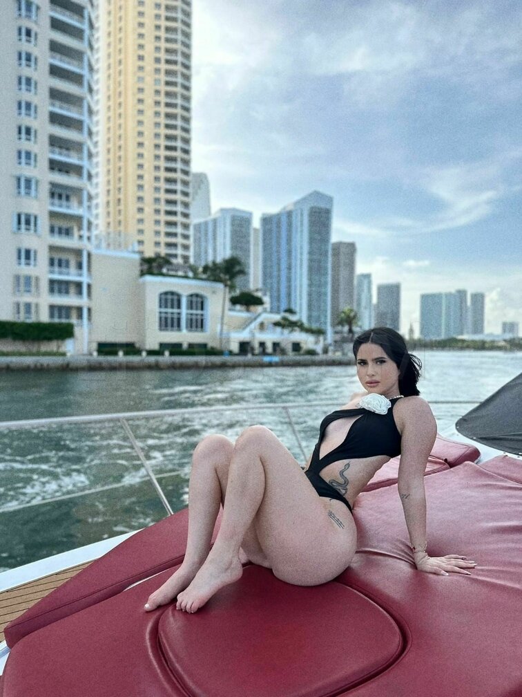 Mia, photo 5 of 15