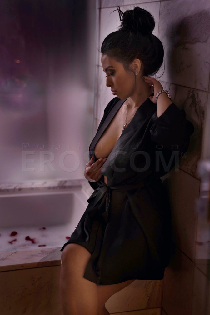 Amirah, photo 4 of 7