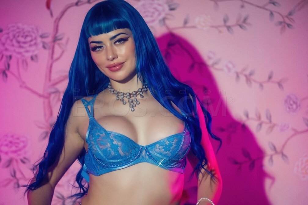 Jewelz Blu, photo 1 of 4