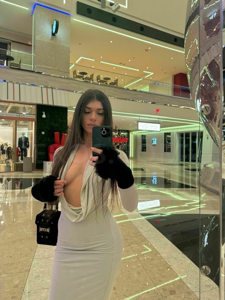 Gia, photo 4 of 15