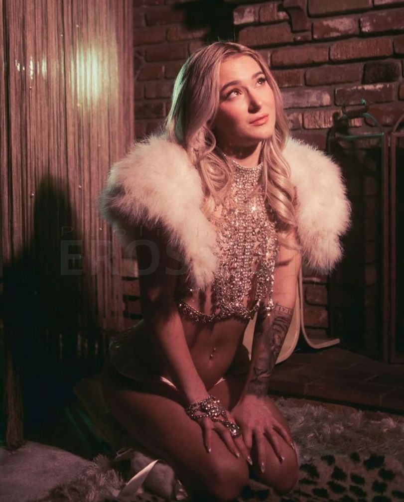 Thea Summers, photo 3 of 6